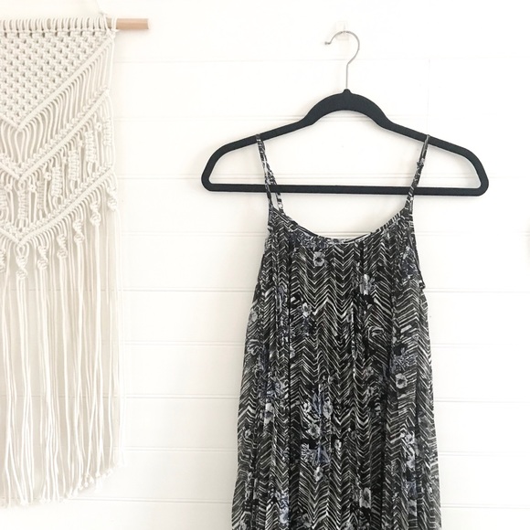 American Rag Dresses & Skirts - American Rag Floral Black Shift Dress